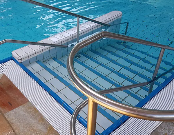 UNE standards for safe swimming pools